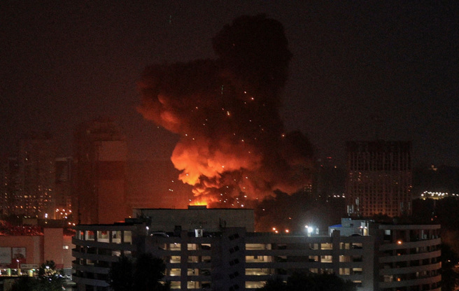 俄军8月30日空袭基辅引发爆炸。(图/ 路透社)