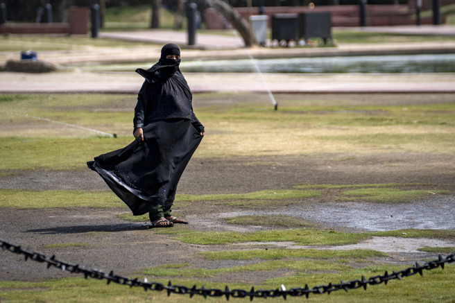 穿着全身式罩袍「布卡」（burqa）的穆斯林妇女。(资料照/ 美联社)