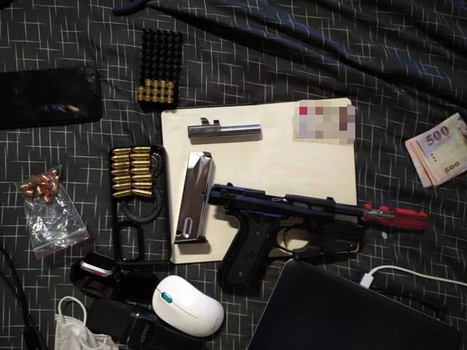警方当场查获郭嫌持有改造金牛座手枪1把（含弹匣）、子弹成品14颗子弹、改造工具1批、及毒品海洛因和安非他命等，全案询后解送桥头地检署归案。（警方提供／林雅惠高雄传真）
