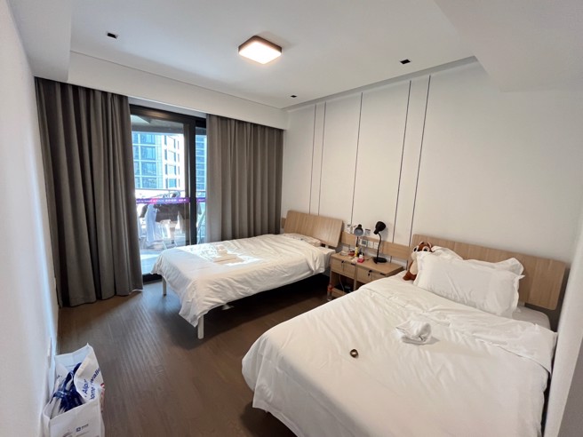 杭州亞運將於23日開幕，亞運村分為選手、媒體及技術官員村，距離開閉幕式場館杭州奧體中心體育場（大蓮花）約3公里，其中選手村共37棟樓，每戶2至4房，房間以單人房和雙人房為主。（中央社）