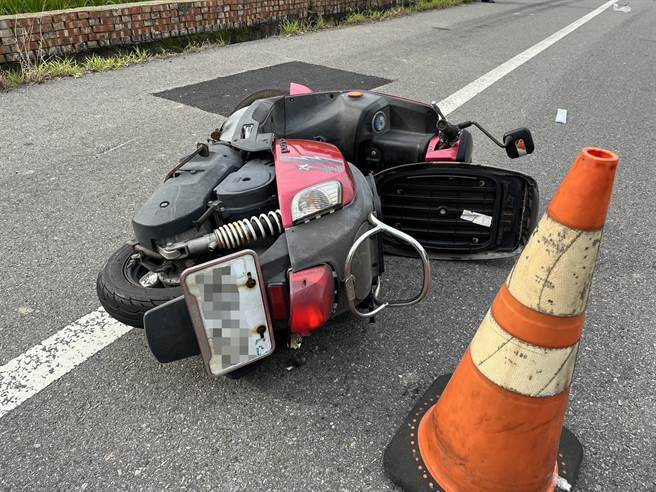 苗栗县后龙镇龙山路21日清晨发生死亡车祸，骑机车康姓老妇遭撞倒地身亡。（读者提供／谢明俊苗栗传真）