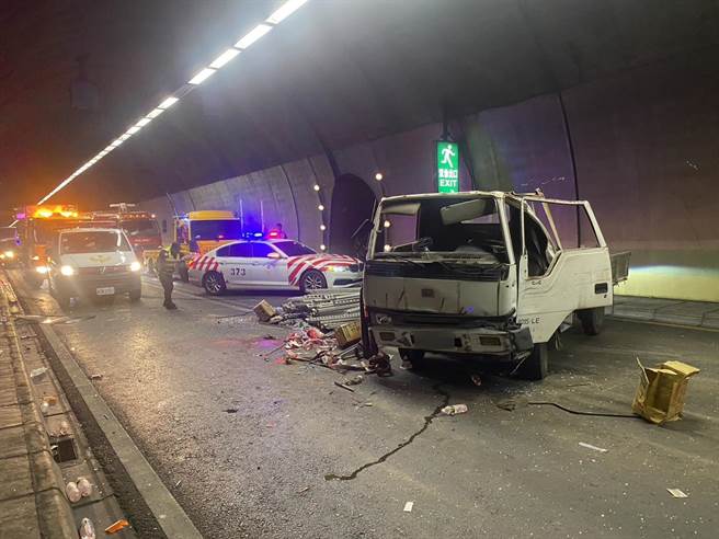 台76线东西向快速公路东行31公里的八卦山隧道内，今天中午发生货车翻车事故。（民眾提供／孙英哲彰化传真）