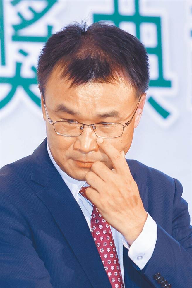 陈吉仲昨日出席农金奖颁奖典礼致词感谢时，数度哽咽与拭泪。（陈信翰摄）