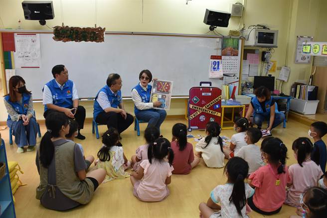921国家防灾日，苗栗县副县长邓桂菊跟新南国小幼儿园小朋友讲解防灾包。（谢明俊摄）
