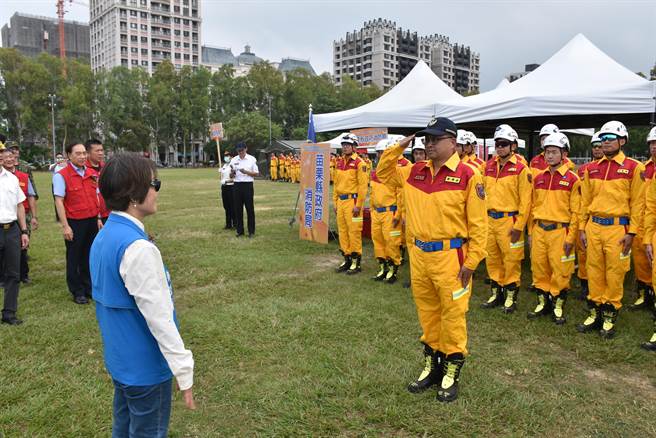 921国家防灾日，苗栗场搜救演练，苗栗县消防局特搜队向副县长邓桂菊致敬。（谢明俊摄）