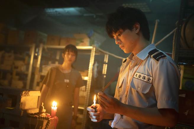 林哲熹（右）主演的《女鬼桥2：怨鬼楼》建立起校园鬼片宇宙。（传影互动提供）