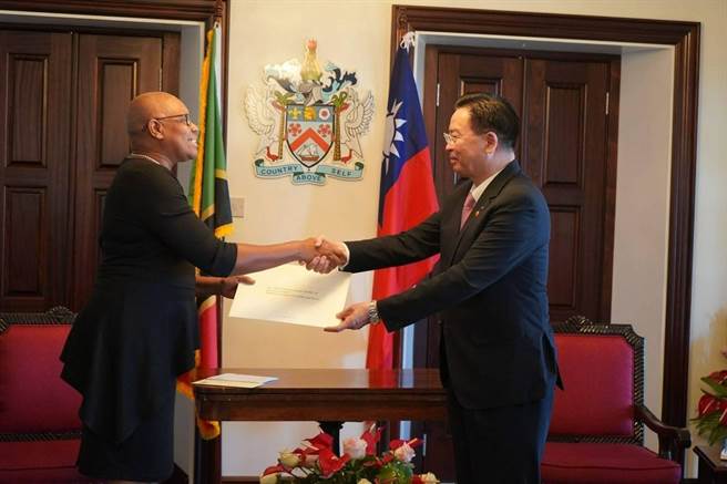 外交部长吴钊燮（右）向莱柏总督（左）递送蔡英文总统的亲署贺函。(外交部提供)