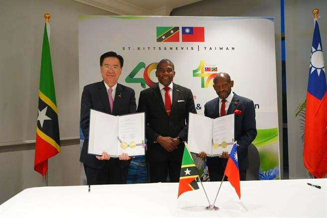 外交部长吴钊燮（左一）与道格拉斯外长（右一）在德鲁总理（中）见证下，完签台克「外交人员训练及交流合作协定」(外交部提供)