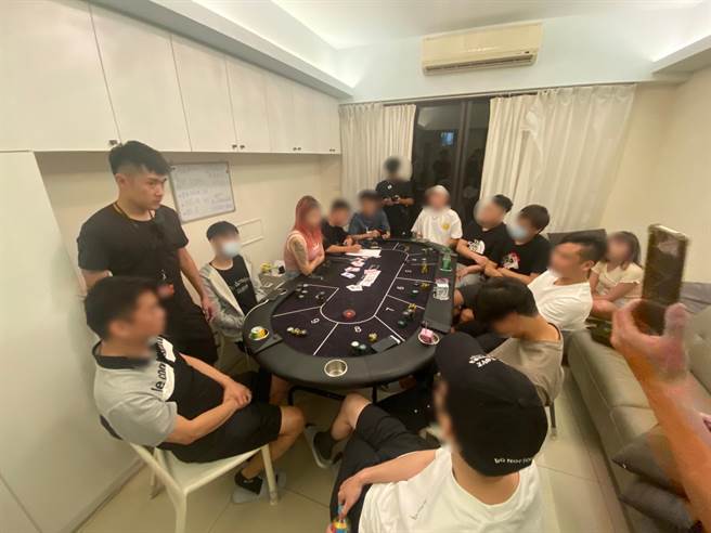 警方前往查缉，当场查获场主、荷官以及9名赌客。（警方提供）