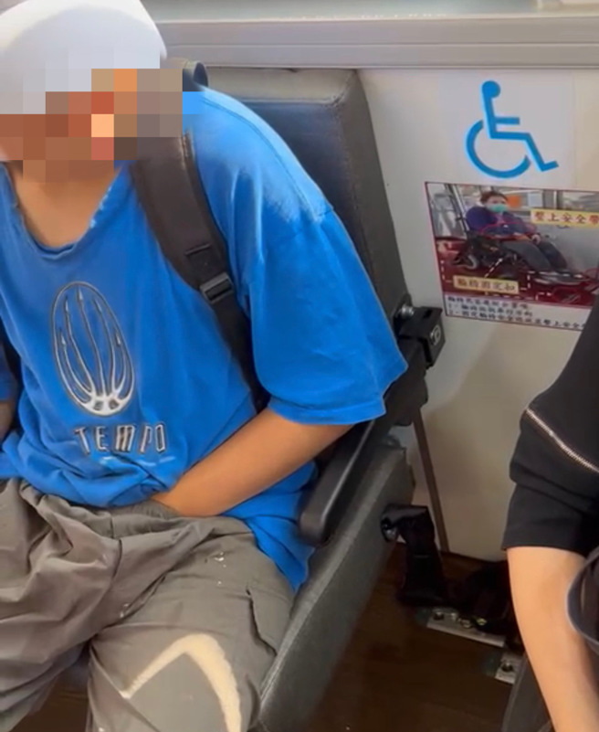 台北市文山区今（21日）一名女大生正搭乘公车准备上课途中，竟惊见隔壁男乘客突然将手伸进裤里「撸管」，一边肆无忌惮地当眾在公车上自慰，行为举止令人发愤。（照片 / 民眾提供）