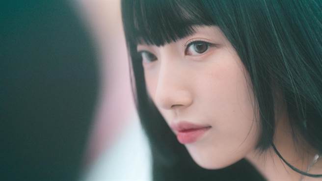 秀智在《我的女神室友斗娜》演出重回校园的神秘K-POP偶像。（Netflix提供）