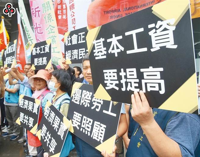 今天行政院院会通过的最低工资法草案悄悄删去该规定，按草案意旨，只要行政院不核定最低工资，可以不断退回至劳动部。（报系资料照）