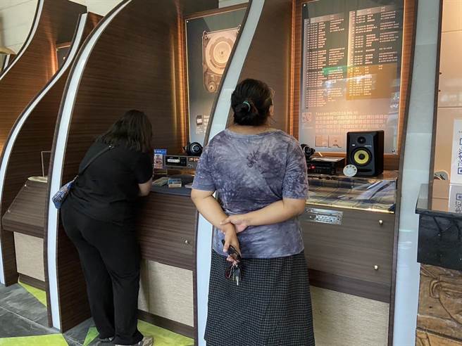 花莲台湾原住民文化馆即日起至11月19日止，办理黑胶唱片展，展出60首1960至1970年代部落经典传唱歌谣。（花莲县政府原民处提供／罗亦晽花莲传真）