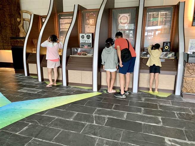 花莲台湾原住民文化馆即日起至11月19日止，办理黑胶唱片展，展出60首1960至1970年代部落经典传唱歌谣。（花莲县政府原民处提供／罗亦晽花莲传真）