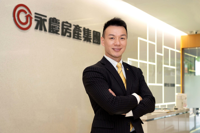 永庆房屋人资部协理涂振宏表示，永庆房屋採用「用人先投资再训练」，针对业务新人提供前12个月每月5万收入保障。（图/永庆房屋提供）