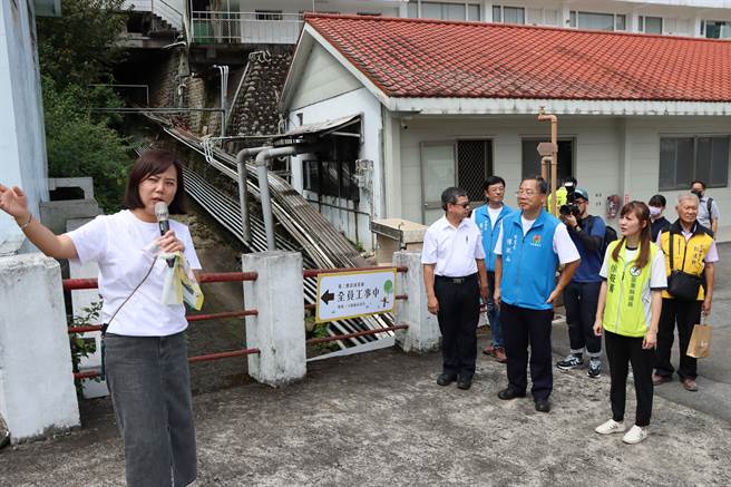 县府秘书长陈斌山等人听取解说。（苗栗县政府提供／李京升苗栗传真）
