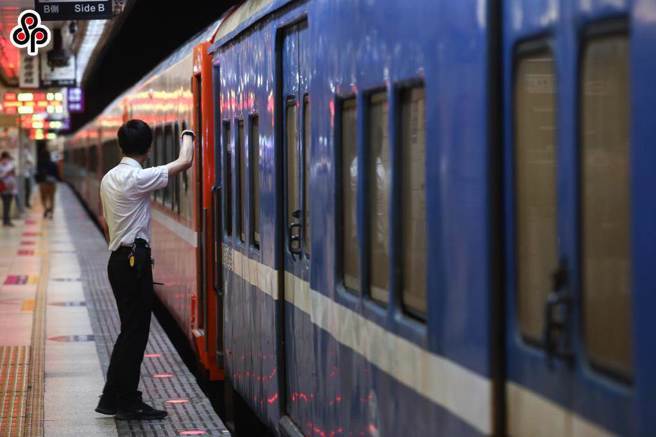 台铁列车长当痴汉！疯狂追女同事喊「为何不理我」竟害误点，图为示意图，非当事人。(中时资料库)