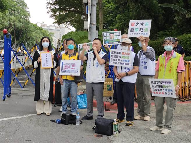 游智彬说，台湾纳税人受到多负担税金的损失，依法农业部应负担损害赔偿责任。专业人士估算鸡蛋、税金、处理费加上仓储费至少需多花4亿元，游智彬特地前往农业部递交《国赔请求书》，请求农业部应赔偿全台湾每人17元。（李柏澔摄）