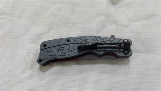 五股3名国中生用餐时亮出折迭刀把玩，警方当场没收查扣。（翻摄画面）