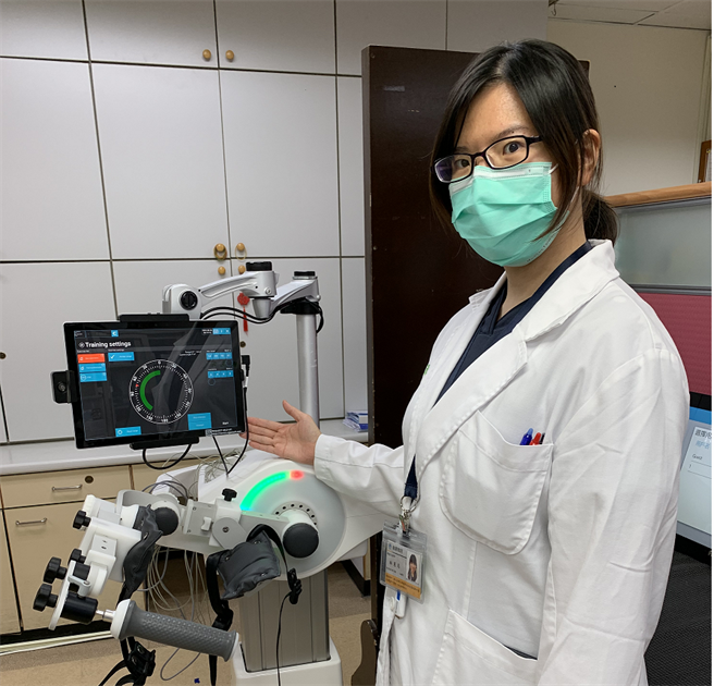 上肢机器辅助训练，可设定多种智慧化训练模组，让治疗师视病人状况及能力，选择合适的训练模式与调整难易程度。（新竹台大提供／王惠慧新竹传真）