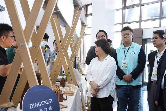 成果发表会上，嘉义市长黄敏惠一行人逛摊位听业者分享成果。（吕妍庭摄）