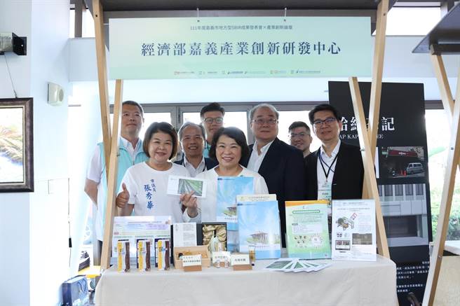 成果发表会上，嘉义市长黄敏惠一行人逛摊位听业者分享成果。（吕妍庭摄）