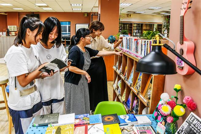 竹北高中「溪畔爱阅书馆」经改造脱胎换骨像诚品书店。（竹北高中提供／罗浚滨新竹传真）