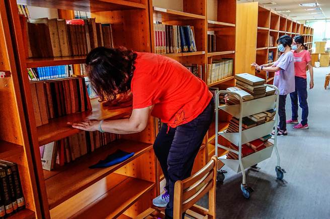 竹北高中「溪畔爱阅志工团」志工维护图书馆整洁及新书上架作业。（竹北高中提供／罗浚滨新竹传真）