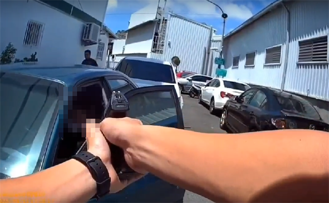 警方持枪喝令驾驶下车。（翻摄照片／洪靖宜高雄传真）
