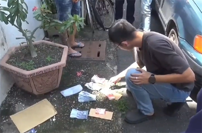 查扣2包k他命、4包毒品咖啡包、贩毒赃款、手机等证物。（翻摄照片／洪靖宜高雄传真）★《中时新闻网》关心您：保护自己、远离毒品！