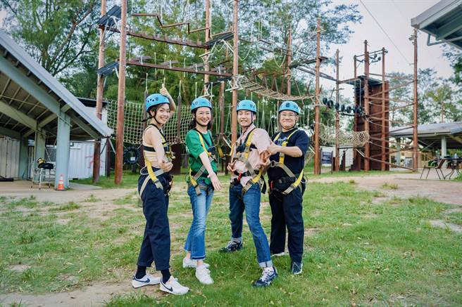 大霈（左起）、李之勤、大鹤、张永正体验高空垂降。（东森提供）