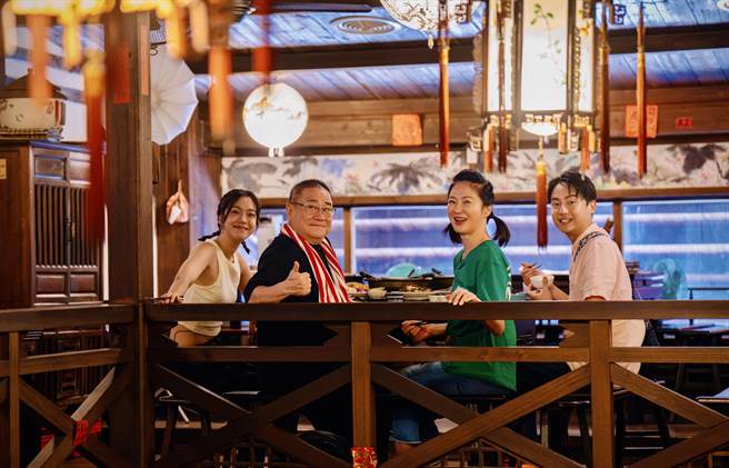 大霈（左起）、张永正、李之勤、大鹤品嚐客家料理。（东森提供）