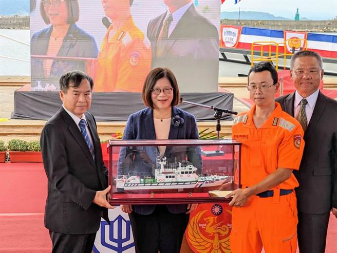 台船董事长郑文隆（左）将最后一艘100吨级巡防救难艇交给海巡署，海委会主委管碧玲（中）监交。（张志康摄）