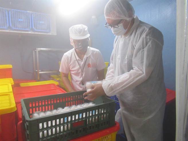 进口蛋风波引起民眾担忧食安疑虑，新北市卫生局派员稽查蛋品供应商，教育局要求学校营养午餐禁用液蛋。（新北市卫生局提供／蔡亚桦新北传真）