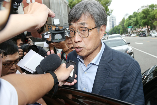 针对专案进口鸡蛋问题，出席民进党立法院党团大会的农业部代理部长陈骏季表示政府绝对不会做假。（姚志平摄）