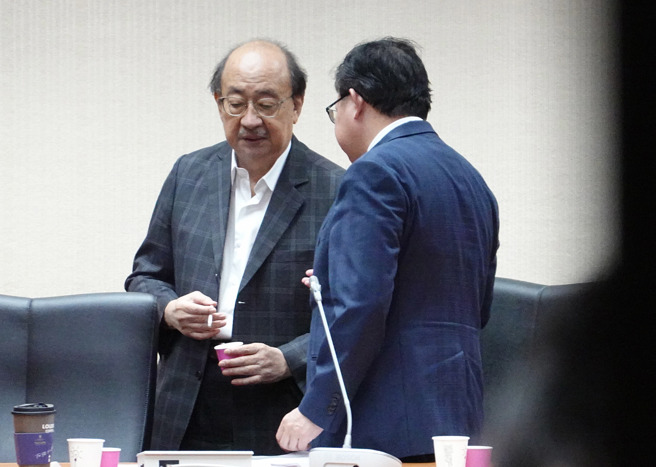 民进党立法院党团总召柯建铭（左）与行政院副院长郑文灿（右）在党团大会中交换意见。（姚志平摄）