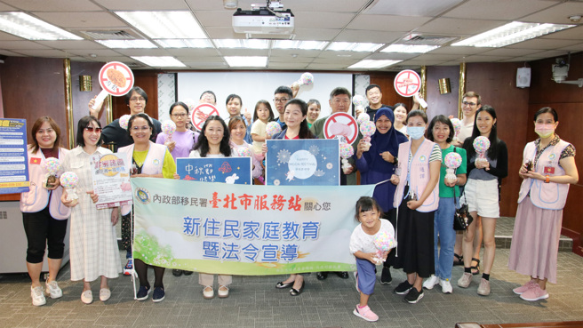 李艷菁并呼吁大家，千万勿因思乡情切或口腹之欲，违规携带或请国外亲友寄送猪肉制品至臺湾，尤其是含肉的月饼需要特别注意，违规入臺将予以重罚。(戴志扬翻摄)