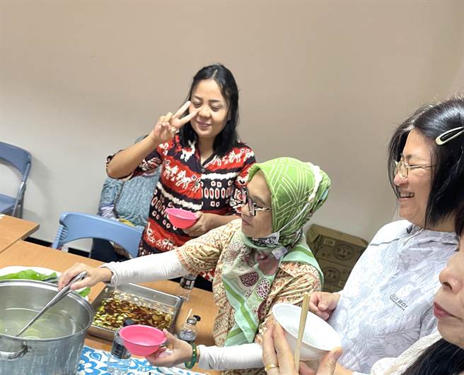 移民署南区事务大队台东县服务站及专勤队表扬志工及通译人员，同时举办「多元文化异国美食飨宴活动」。（移民署南区事务大队台东县服务站提供／蔡旻妤台东传真）