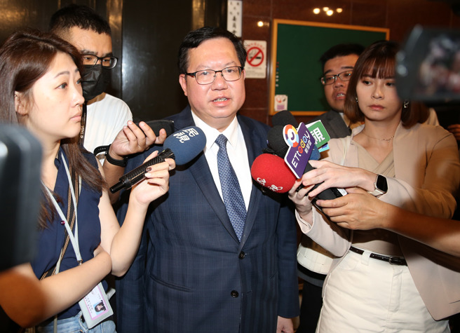 出席民進黨立法院黨團大會的行政院副院長鄭文燦表示，針對專案進口雞蛋與登革熱問題會聆聽立委們的建議。（姚志平攝）