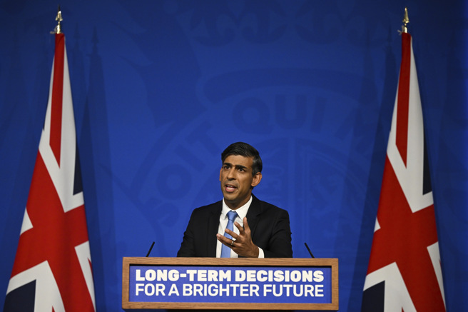 英国首相苏纳克今天表示，禁售燃油车的措施将延后上路，好让英国民眾继续认同转型至净零排放的政策。（图/美联社）