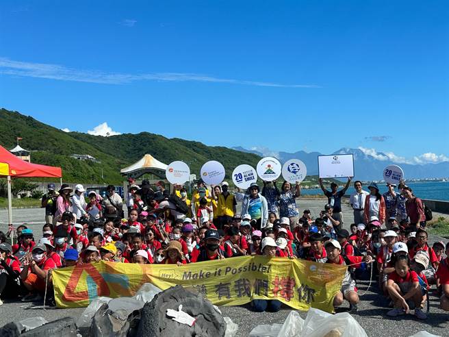 远雄海洋公园净滩活动，邀小学生参与宣导海洋生态教育。（远雄海洋公园提供／王志伟花莲传真）