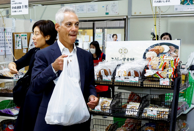 美國駐日本大使易曼紐（Rahm Emanuel）8月31日以行動支持日本排放核處理水，赴福島採買當地產品。（資料照／路透社）