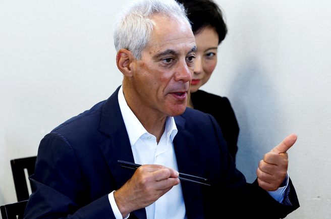 美國駐日本大使易曼紐（Rahm Emanuel）8月31日以行動支持日本排放核處理水，赴福島吃生魚片，吃完比讚。（資料照／路透社）