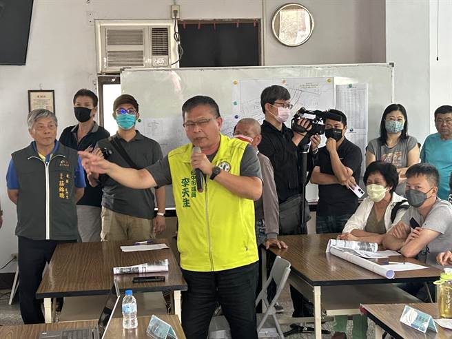 水利署三河川局「旱溪排水日新桥上游治理计画」21日举办说明会，台中市议员李天生共同要求维持原都市计画划定的30公尺宽。（台中市议员李天生提供／潘虹恩台中传真）