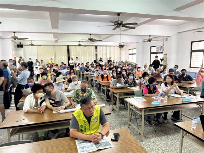 水利署三河局「旱溪排水日新桥上游治理计画」日新桥至日新路段河道用地范围由30公尺宽缩减为15公尺，引发300多位地主、民眾连署抗议，21日说明会也有逾百位居民到场抗议。（台中市议员李天生提供／潘虹恩台中传真）