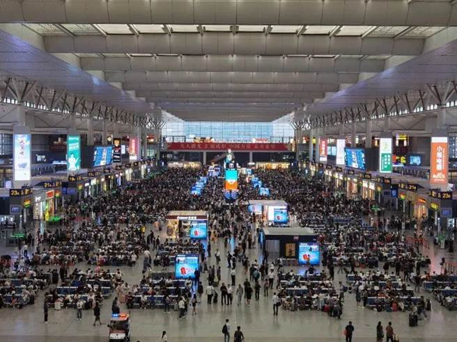 大陆史上热度最高！十一黄金周运输方案增开多趟列车。（大皖新闻）