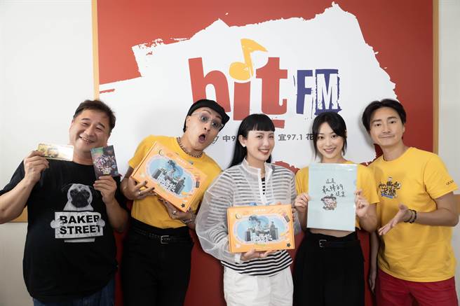 电影《他马克老板》导演瞿友寧（左1）跟演员YELLOW黄宣（左2）、江齐（右2）、旺福姚小民（右1）作客「OH夜DJ」waa魏如萱（左3）节目。（Hit Fm联播网提供）