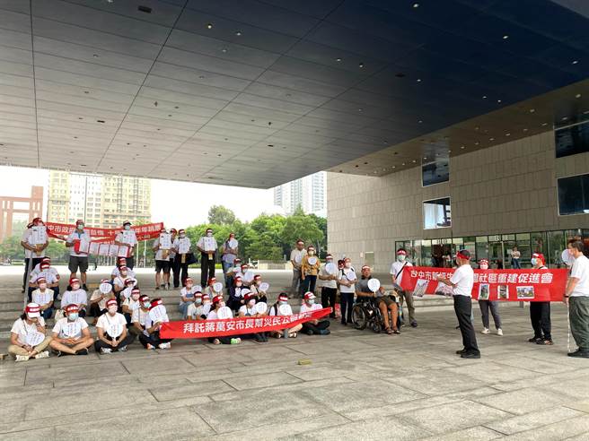 新坪生活公园社区自救会今天到市府前抗议，要求市府撤销冠勇建设实施者资格，并规画公办都更，尽速重建。（张亦惠摄）