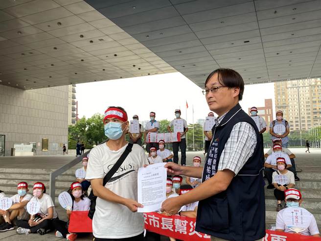 都发局副总工程司赖佑成（右）今天出面接受陈情。（张亦惠摄）