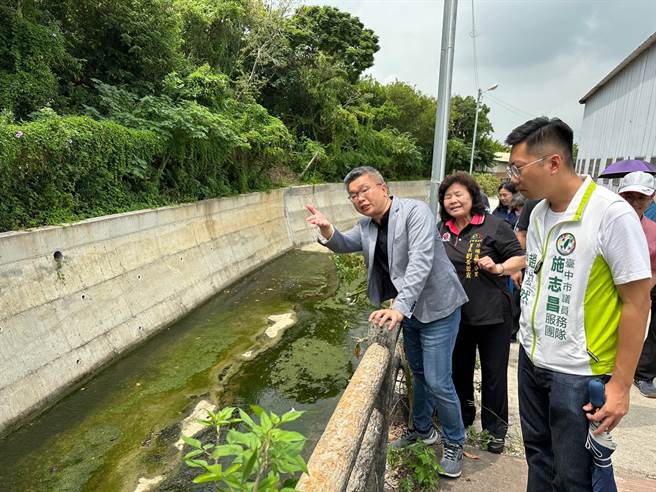 外埔區磁瑤綠廊道六分里部分路段路廊較小，且為私人土地等狀況需改善，立法院副院長蔡其昌21日會勘。（陳淑娥攝）